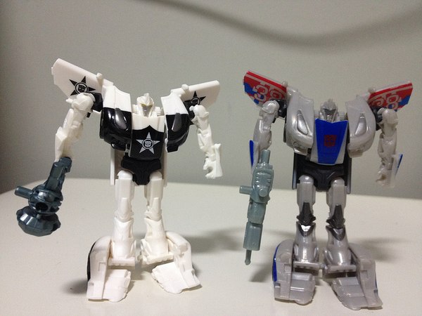 Beast Hunters Wave 2 Legion Class Figures Prowl And Hun Gurrr In Hand Images  (1 of 5)